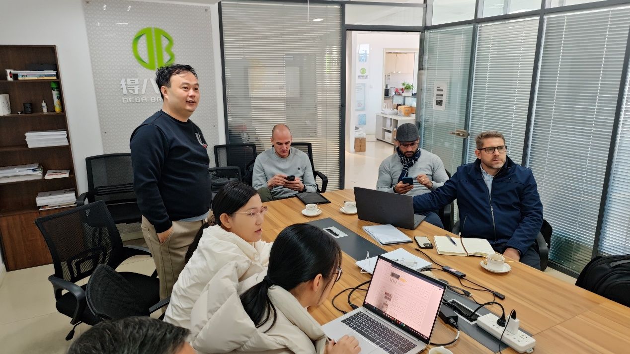 Paraqvaylı Müştərilər Deba Qardaşlarını ziyarət edir, 12,000 Sow Donuz Təsərrüfatı Planını və Məhsul Gücünü yüksək qiymətləndirirlər